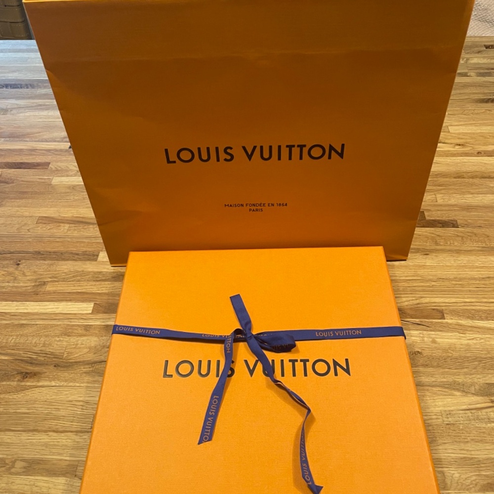 Louis Vuitton Evermore Shawl - Latte - Picture 3 of 3